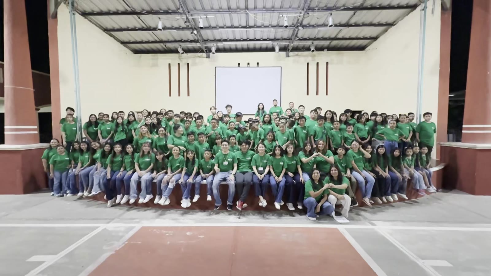 Students, teachers and volunteers at the 2025 All at Once camp in Yucat&aacute;n